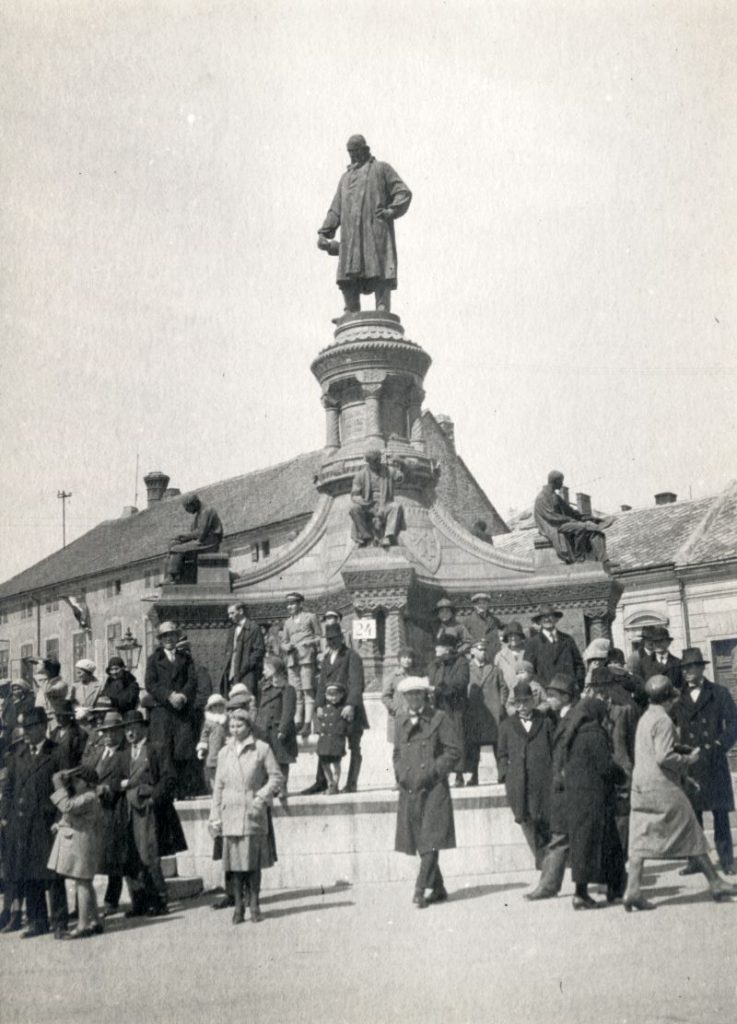 Rákóczi út, az 1907. október 13-án felavatott Zsolnay szobor főalakját Horvay János szobrászművész készítette - Fortepan, CC BY-SA