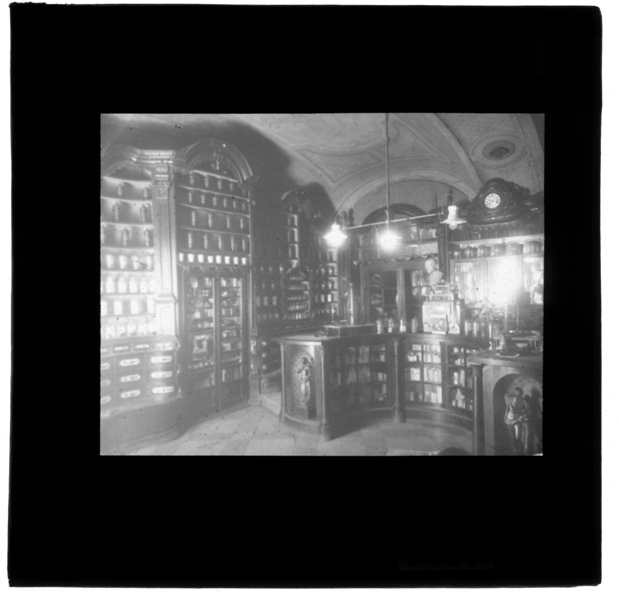 Fekete Sas Gyógyszertár, Székesfehérvár (1926) - Szent István Király Múzeum, CC BY-NC-ND