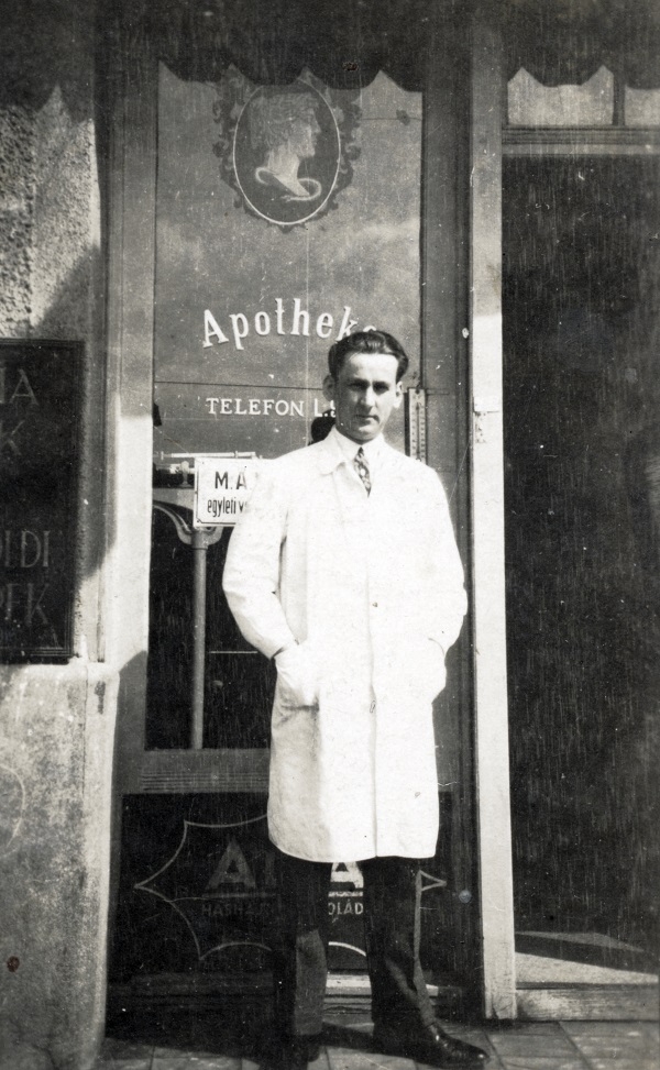 Gyógyszerész az üzlet előtt (1928) - Fortepan, CC BY-SA