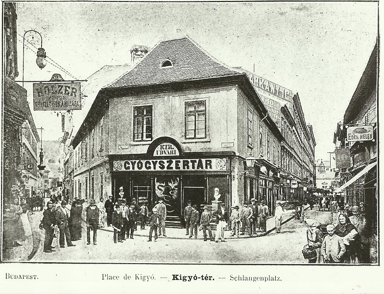 Kígyó tér, Királyi Udvari Gyógyszertár (1890-es évek) - Magyar Kereskedelmi és Vendéglátóipari Múzeum, CC BY-NC-ND