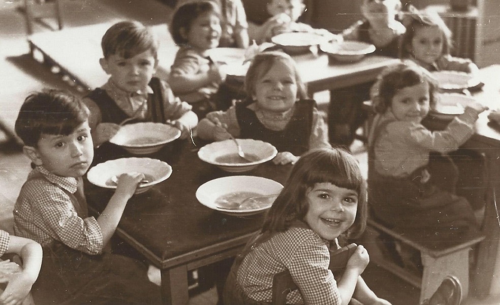 Óvodás csoport ebéd közben (1950-es évek) - Magyar Kereskedelmi és Vendéglátóipari Múzeum, CC BY-NC-ND