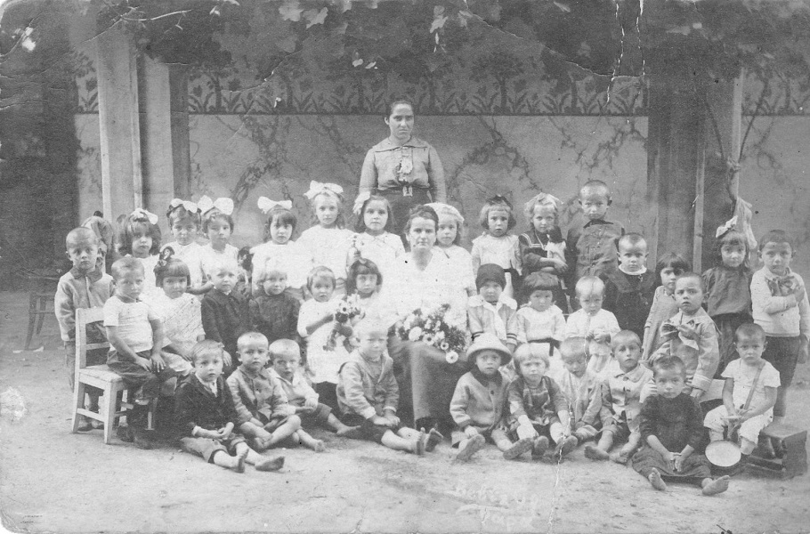 Széles Vízi magánóvoda Pápán, óvónője Mihályi Mária és gyermekei (1910) - Gróf Esterházy Károly Múzeum, Pápa, CC BY-NC-ND