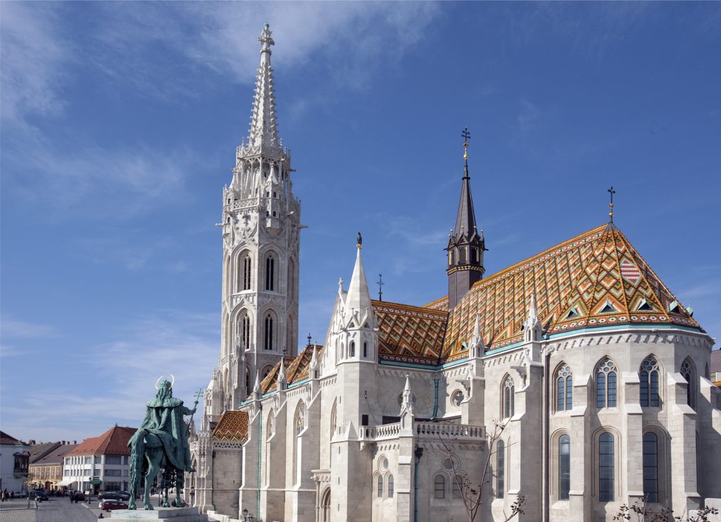 A Mátyás templom és a Szent István lovasszobra - Forum Hungaricum Nonprofit Kft., CC BY-SA