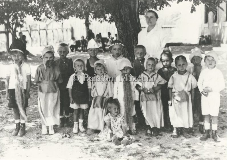 Ákosi Stand Mária óvónő színjátszó gyerekeivel (1940-es évek) - Balatoni Múzeum, CC BY-NC-ND