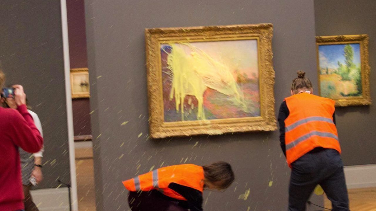 Burgonyapürével öntötték le Claude Monet képét