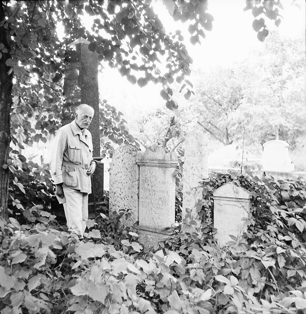 A Bessenyey család sírkertje Kiskunhalason (1957) - Thorma János Múzeum, CC BY-NC-ND