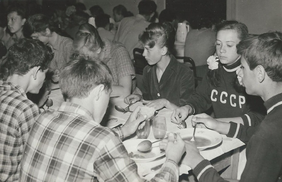 Étkezés a Csillebérci Úttörőtáborban (1964) - Magyar Kereskedelmi és Vendéglátóipari Múzeum, CC BY-NC-ND