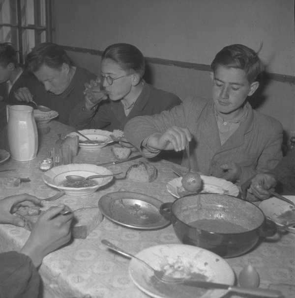 Fiúk ebédje a menzán az 1950-es években - Déri Múzeum, CC BY-NC-ND