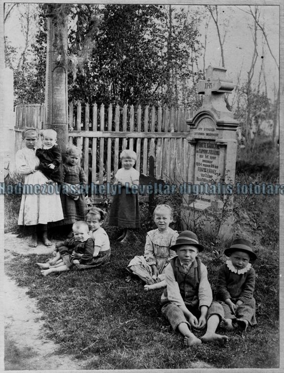 Gyerekek sírkőnél, Hódmezővásárhely (1950-es évek) - Lőkös Sándor családja, CC BY-NC-ND