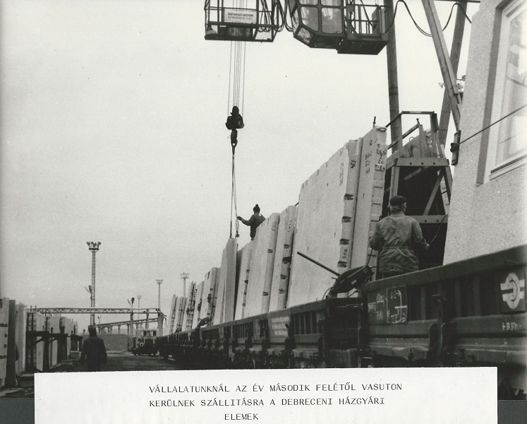 A debreceni házgyári elemek szállítása vasúton (1982) - Jász-Nagykun-Szolnok Megyei Építészeti Kamara, CC BY-NC-ND