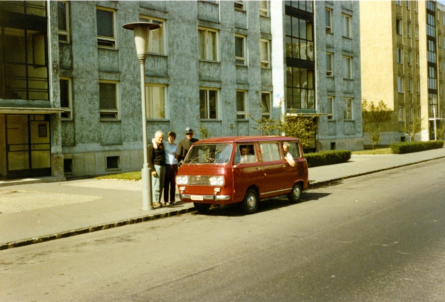 József Attila lakótelep, a Napfény utca 5. számú ház előtt (1977) - Fortepan, CC BY-SA