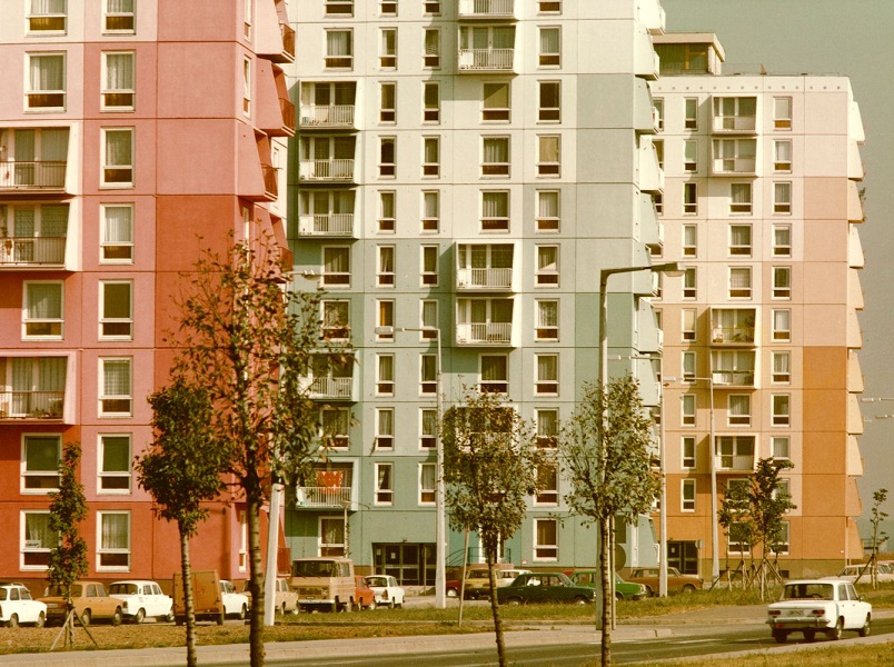 Kertvárosi panelszínezések Pécsett (1985) - Dr. Kistelegdi István, CC0