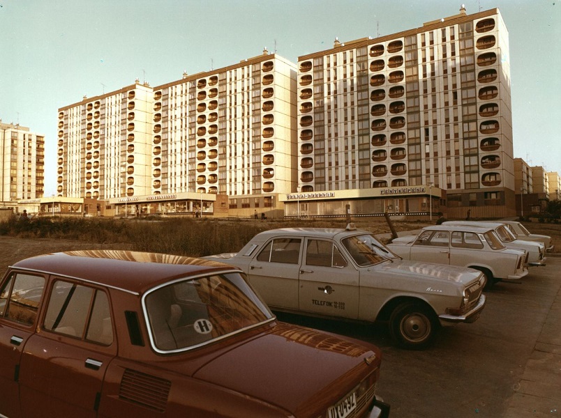 A kertvárosi tv-házak és a mellettük lévő üzletek Pécsett (1976) - Dr. Kistelegdi István, CC0