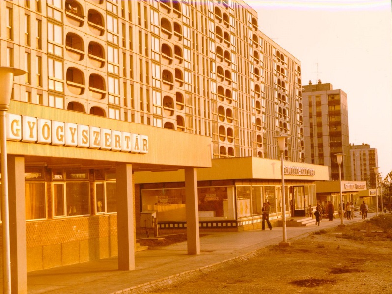 A kertvárosi tv-házak és a mellettük lévő üzletek Pécsett (1976) - Dr. Kistelegdi István, CC0