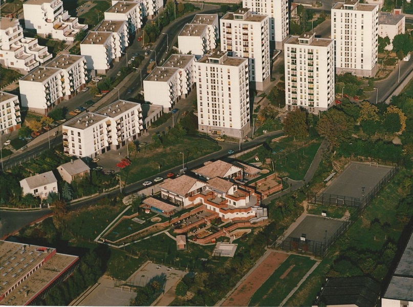 Pécsi légifotó: a műszaki főiskola, a Várnagy utcai óvoda és az Ifjúság úti panelok (1988) - Dr. Kistelegdi István, CC0