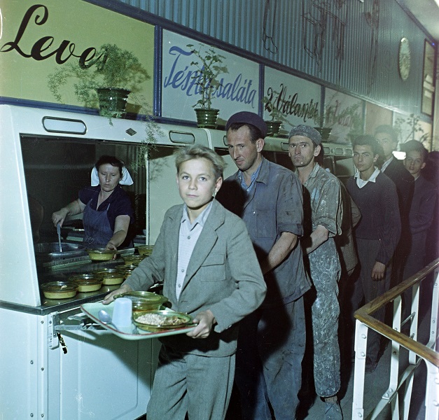 Sorban állás ebédért (1961) - Fortepan, CC BY-SA