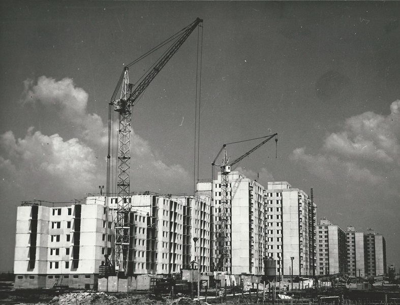 Lakóházak építése a szolnoki Széchenyi lakótelepen (1980) - Jász-Nagykun-Szolnok Megyei Építészeti Kamara, CC BY-NC-ND