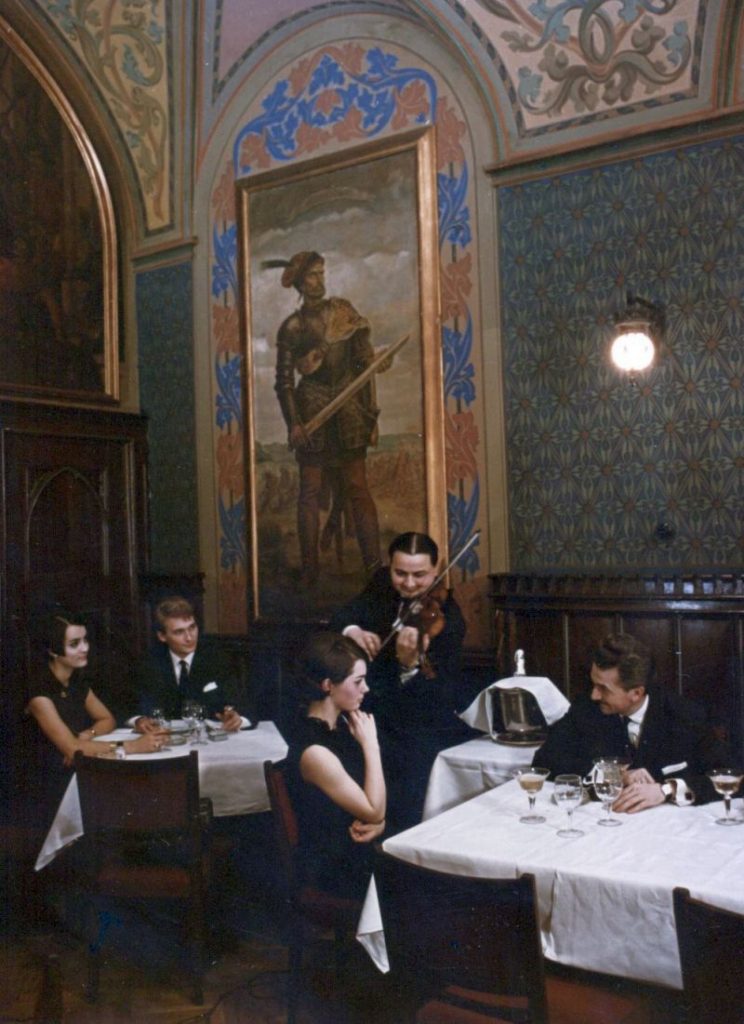 Kárpátia étterem vendégekkel és prímással, fénykép - Magyar Kereskedelmi és Vendéglátóipari Múzeum, CC BY-NC-ND