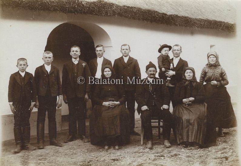 Családi kép Csehbányáról - Balatoni Múzeum, CC BY-NC-ND