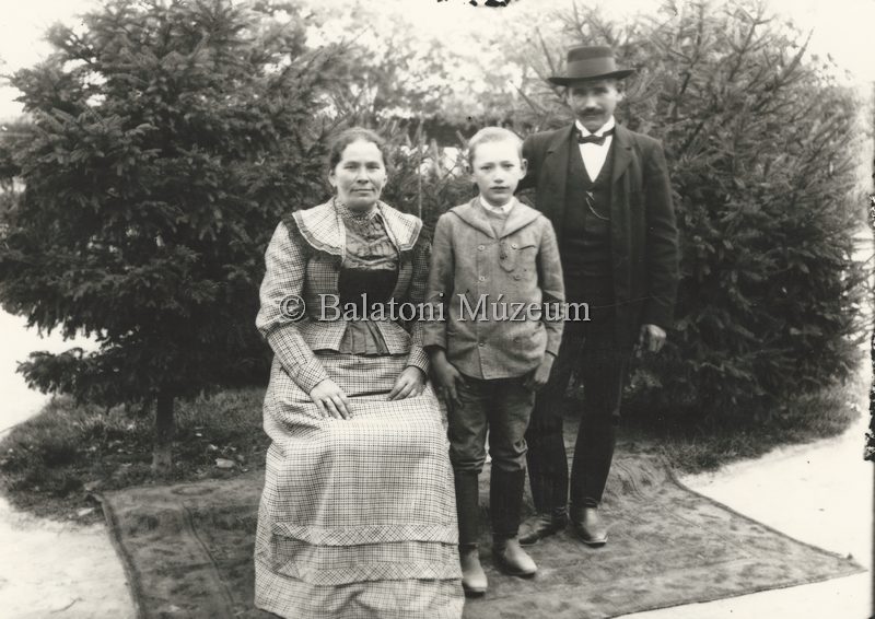 Egyed béresgazda és családja, Bárándpuszta (1910) - Balatoni Múzeum, CC BY-NC-ND