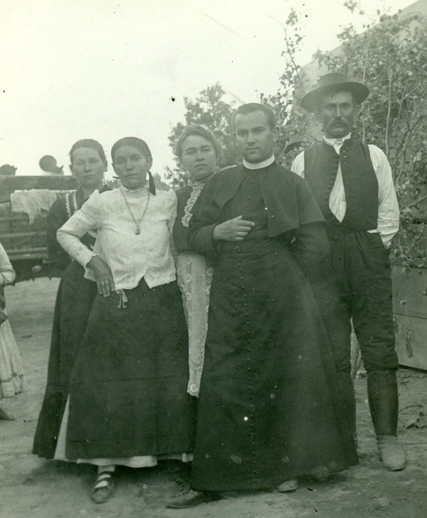 Stodler János első szentmiséjén, családjával, Kecel (1910) - Thorma János Múzeum, CC BY-NC-ND