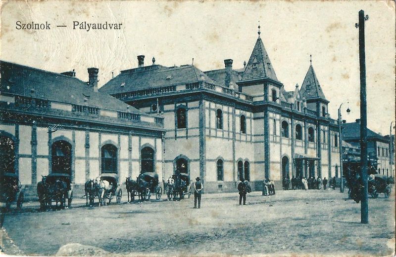 Szolnok - Vasútállomás - Verseghy Ferenc Könyvtár és Közművelődési Intézmény, CC BY-NC-ND