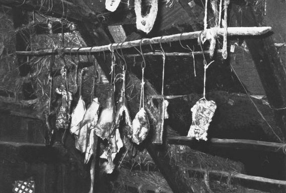 Padlástérben tárolt füstölt disznóhús - Rippl-Rónai Megyei Hatókörű Városi Múzeum, CC BY