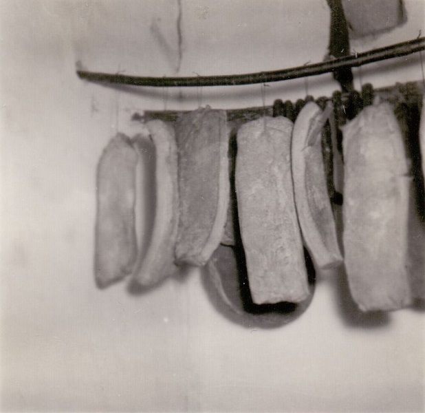 Beépített rudakra horgas kampókkal fölaggatott füstölt húsok a kamrában - Thorma János Múzeum, CC BY-NC-ND