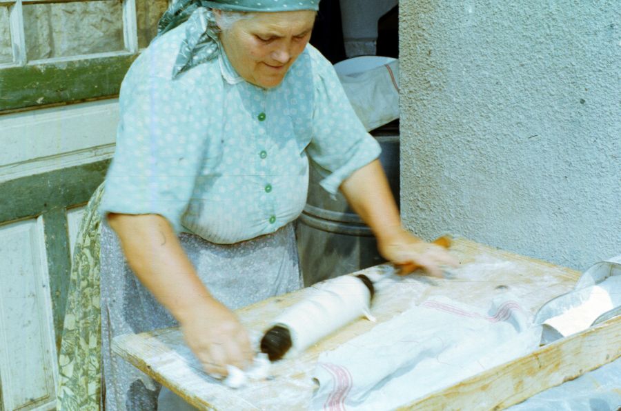 Kürtőskalács sütése, a tészta rúdra tekerése - Déri Múzeum, CC BY-NC-ND
