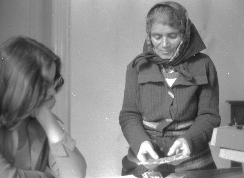 Ajtai Anna kártyavetéssel jósol - Thorma János Múzeum, CC BY-NC-ND