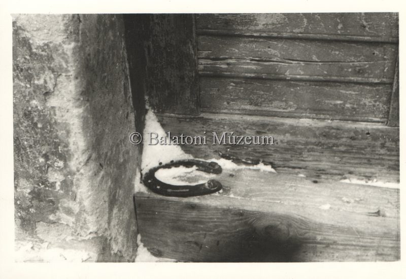 Szerencsepatkó a küszöbön a balatonedericsi Fekete-kastélyban - Balatoni Múzeum, CC BY-NC-ND